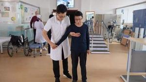 康复治疗技术毕业生邓某，在康复医院担任治疗师长