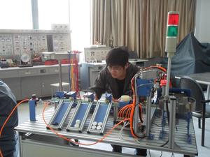 机电一体化毕业生杨某，在某家用电器、电子制造业从事设计